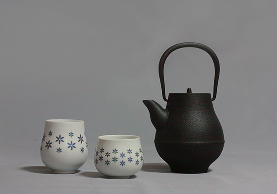 [ material: Iron, Porcelain | Cliant: Roji Associates ]<br>Photographed by Kenichiro Oomori